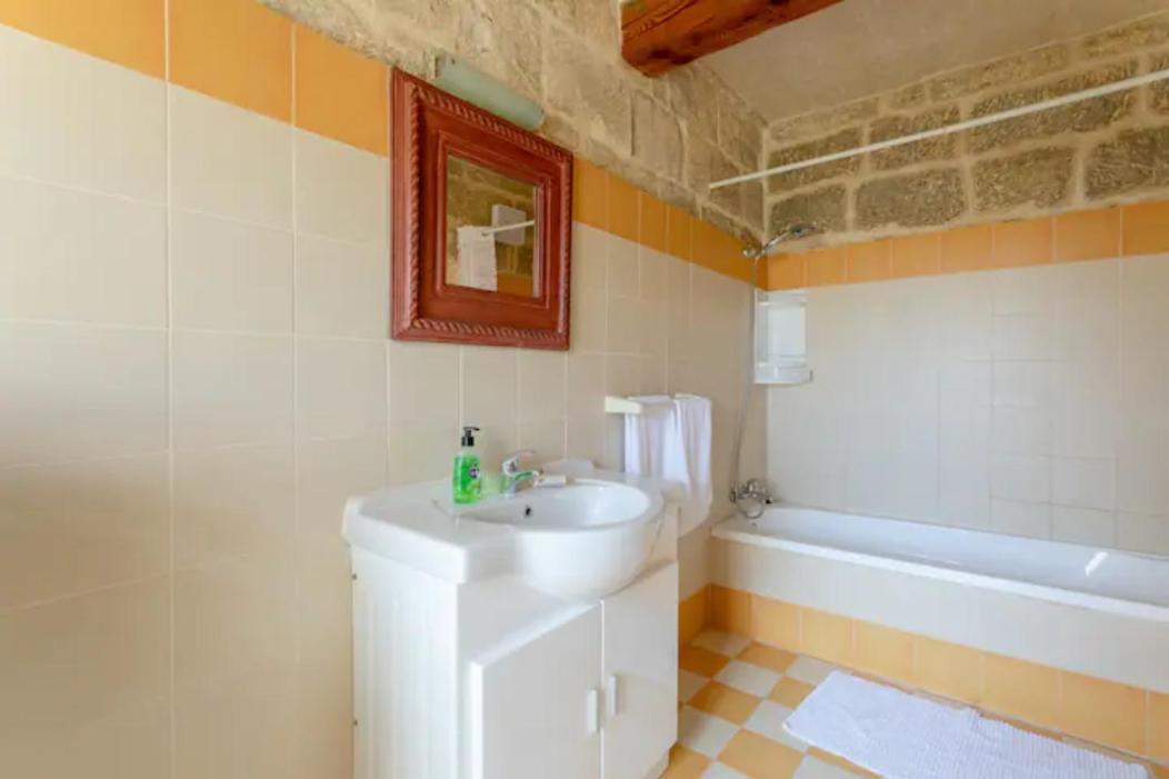 Ta' Frenc Farmhouse Villa Gharb  Bagian luar foto